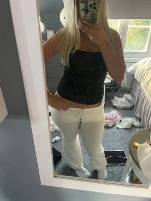 Vita mjukisbyxor med dragsko - Säljer ett par vita mjukisbyxor med dragsko i midjan och raka ben. Byxorna har en avslappnad passform och är gjorda i ett mjukt och stretchigt material som är perfekt för chill dagar. Passar dig som gillar en enkel och clean stil.