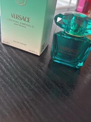 Versace Crystal Emerald pour femme 30ml - Versace Crystal Emerald pour femme är en elegant parfym i en smaragdgrön glasflaska med exklusiv slipad kork. Flaskan har guldtext och kommer i en matchande grön och guldig förpackning. Doften är en Eau de Parfum och flaskan rymmer 30 ml. Endast testad. Köpt från sephora. 