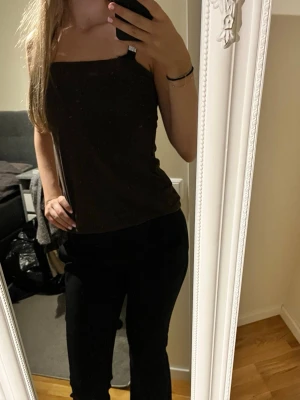 Brun tub topp  - Säljer en brun tub topp i storlek S. Jag kommer inte ihåg vart den är ifrån. Priset kan diskuteras.✨💕