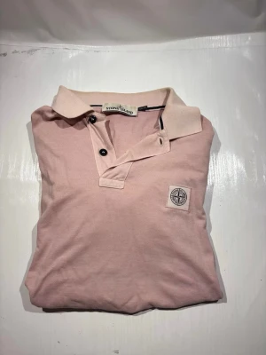 Stone Island pike  - Hej! Säljer nu min piké från märket Stone Island, storlek S bra skick, allt på bilden ingår. Tveka inte på att höra av dig om du har frågor eller funderingar kring piken! 