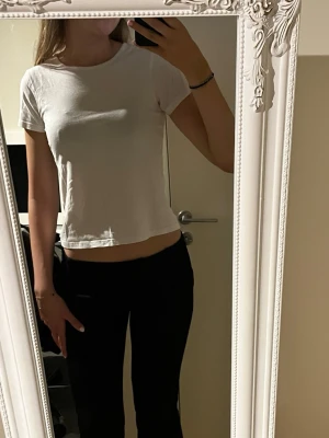 Vit  t-shirt  - Säljer en vit t-shirt. Vid funderingar skriv.💕✨