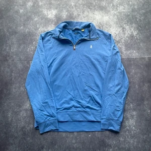 Polo Golf Ralph Lauren quarter zip-tröja för herrar i storlek XL - 📏 Armhåla till armhåla: 58 cm Längd från kragen: 67 cm Ärmlängd från axeln: 67 cm  Skickas inom ett dygn Spara på priset och frakten genom att sätta ihop ett paket  Mer information finns på min profil 5-249