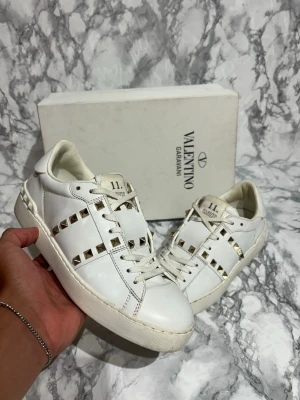 Valentino Rockstuds - Säljer ett par Valentino Rockstuds i mycket fint skick. Storlek: 37 Skick: 9,2 Färg: Vit alla nitar kvar! 📦 Ingår: box samr valentino kort 💰 Pris: 2499 kr Snabb affär prioriteras – seriösa bud välkomna. Skriv gärna för fler bilder eller frågor. 