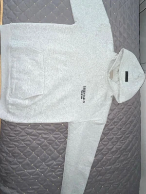 Essentials hoddie - Säljer en helt ny essentials hoodie.                      Skön hoddie.                                                           Helt ny & oanvänd