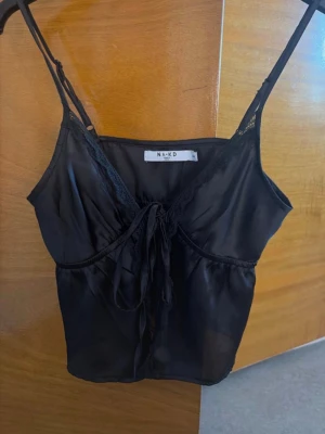 Satin topp - Söt satintopp med spets från NAKD