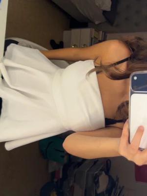 Vit bandeau tubtopp - Säljer en vit bandeau tubtopp med axelbandslös design. Toppen har en clean och enkel look med figurnära passform och är perfekt för sommardagar. Materialet känns mjukt och följsamt mot huden.