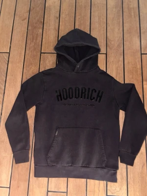 Hoodrich hoodie  - Hel svart hoodrich hoodie extremt bekväm och extremt fin passform passar dig som är 170-180 och väger cirka 60-70 kg. Den har en liten lagning på ryggen som knappt syns 