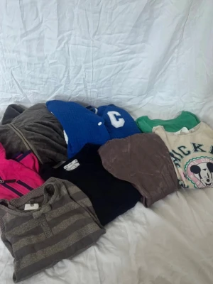 Klädpaket tjej 134/140 - 8 plagg - Klädpaket för tjej i strl 134/140 med totalt 8 plagg. Perfekt vardagspaket med tröjor, fleece och jacka. Alla plagg i bra skick, endast byxan har ett mindre hål. Mycket kläder för pengarna!