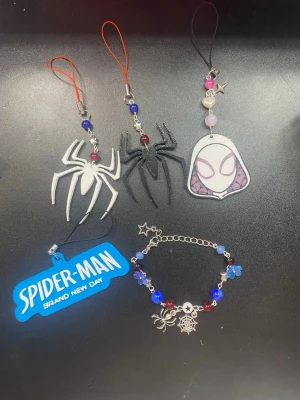 Spiderman smycken - 100% handgjord av mig, kontakta innan du köper direkt💗 PRIS FÖR EN, DEN BLÅA KOSTAR 80KR!  #trinket  #kpop #anime #keychain #swag #jujutsukaisen #shoujo #straykids #spiderman #marvel #lesserafim #cortis #blackpink #attackontitan #kiminitodoke #coquette #gyaru #strangerthings #alt #emo #scene #retro #japanese #chinese #sonnyangel #smiski #jellycat #labubu #sanrio #hellokitty #kuromi #vintage #pastelcore #crochet #grunge #witch #whimsical #monsterhigh #jiraikei #stockholm #y2k #2000s