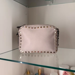  Valentino väska - Kan posta senast 15 aug!! Valentino Rockstud Crossbody Bag. Köpt för cirka 2 år sedan men sparsamt använd och i mycket bra skick. Nypris 13.000 🩷