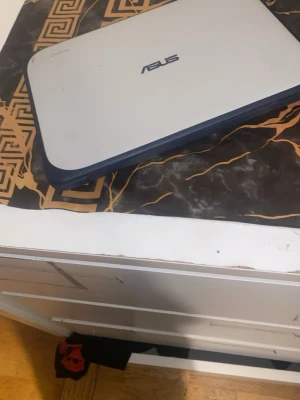 ASUS Chromebook bärbar dator - Säljer en ASUS Chromebook med stilren silverfärgad ovansida och mörkblå kanter. Lätt och smidig laptop som passar perfekt för studier, surf och streaming. Klassisk design med rundade hörn och tåligt material. Pris kan diskuteras 