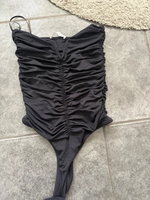 Zara body  - Fin svart body från Zara. Dok har metallen släppt men de går säkert att laga☺️💕