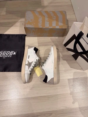 Golden goose  - Sprillans nya golden goose! Bästa investeringen inför sommarn! Storlek:42! Vid minsta fundering kontakta oss!✔️