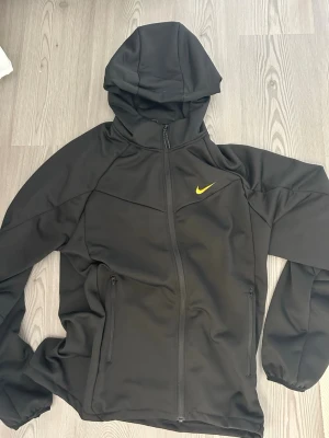 Svart Nike NOCTA hoodie med dragkedja - Svart nike Nocta hoddie som jag köpt i thailand alltså oäkta. 