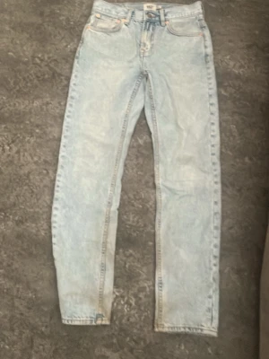 Ljusblå raka jeans från lager 157 - Säljer ett par ljusblå jeans med rak passform och hög midja. .