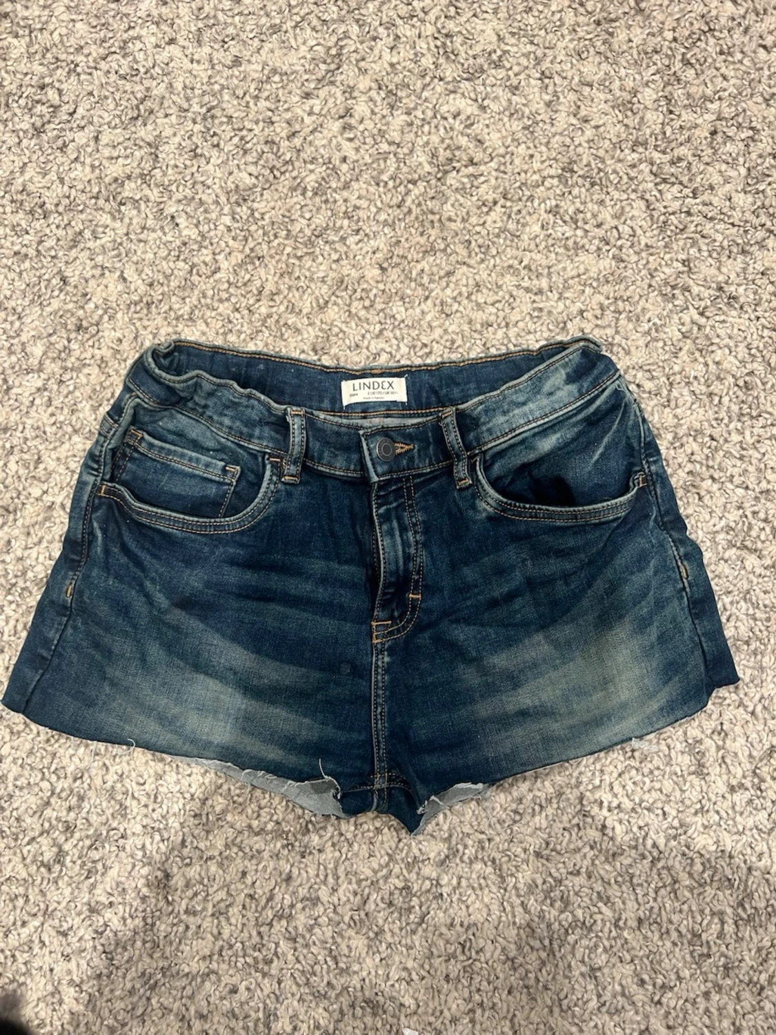 Mörkblå jeansshorts från Lindex