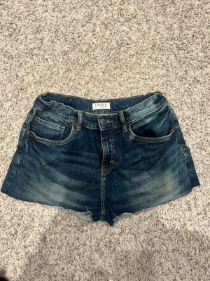 Mörkblå jeansshorts från Lindex - Jeans som är klippta till shorts