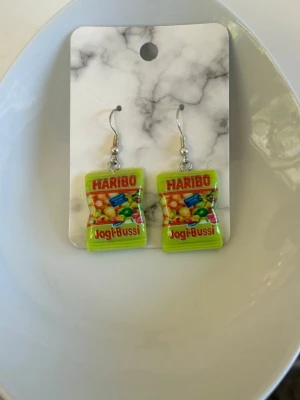 Örhängen gröna örhängen  - Örhängen med silverpläterade nickelfria örkrokar💕