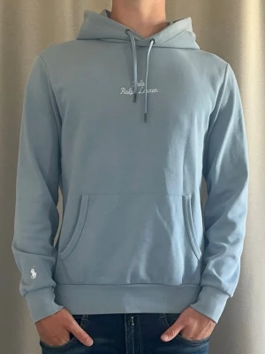 Polo Ralph lauren hoodie - Tjena! Säljer en Polo Ralph lauren hoodie. Skick 9/10. Storlek S. Nypris: 2299:-