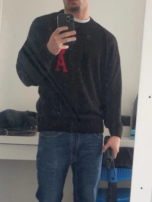 Ami Paris Sweater  - Ami Paris Sweater. Har haft den i ca 3 veckor, använt 3 gånger. Storlek M men eftersom det är en stickad tröja så kan den sitta på storlek större.