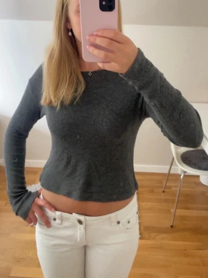 Grå långärmad tröja - Superskön och fin mörkgrå långärmad tröja från Brandy Melville i OneSize. Pris kan alltid diskuteras och skriv om du har några frågor!💗