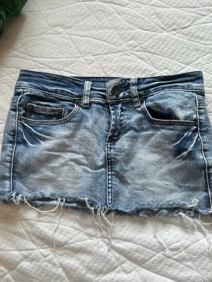 Low waist jeans kjol - Lågmidjad jeanskjol från fishbone, har klippt den lite själv, skriv om du har frågor!💕💕