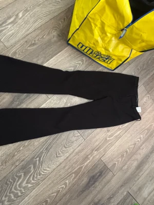Svarta kostymbyxor från Vero Moda - Snygga svarta kostymbyxor från Vero Moda💕skulle säga att storleken är S
