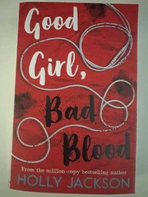 Good Girl, Bad Blood av Holly Jackson - En spännande thrillerbok med röd framsida och vita samt svarta textdetaljer. Boken handlar om Pip Fitz-Amobi och hennes true-crime podcast. Perfekt för dig som gillar mysterier och ungdomsromaner. Pocketutgåva med snyggt omslag och modern design.