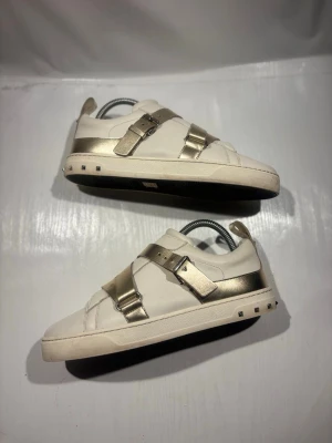 Valentino skor  - Hej! Säljer nu mina skor från märket Valentino, storlek 39 bra skick, allt på bilden ingår. Tveka inte på att höra av dig om du har frågor eller funderingar kring skorna! 