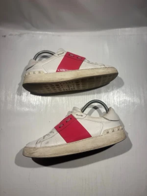 Valentino skor - Hej! Säljer nu mina skor från märket Valentino, storlek 37 bra skick, allt på bilden ingår. Tveka inte på att höra av dig om du har frågor eller funderingar kring skorna! 