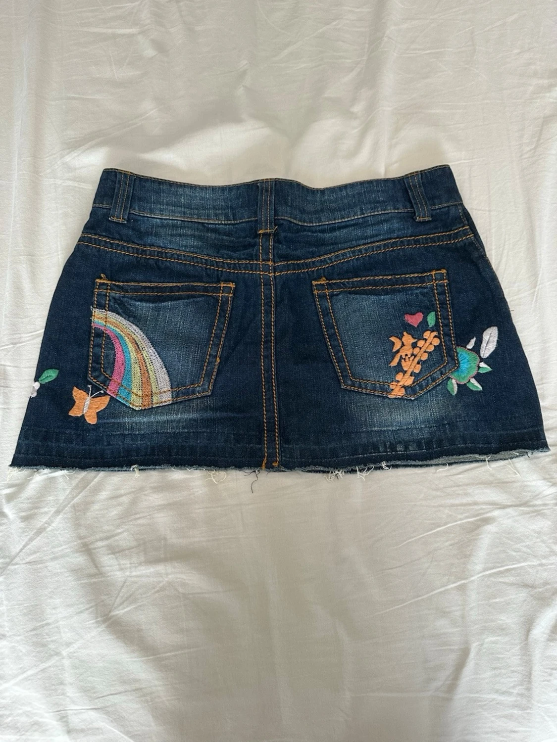 Mörk jeanskjol med broderier - 1