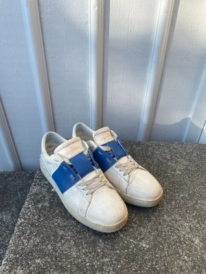 Valentino opens i storlek 45 - Säljer mina skor då jag växt ur dom, storlek 45, använda skor som alltid funkat bra, syns att dom har burits mycket men redo att bäras mer och fortfarande har ett gott skick! Hör av er vid frågor🙌