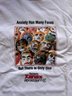 Xanax ”Anxiety has many faces” vintage Y2K Vit T-Shirt Medium - Bröst 53cm, längd 69cm. Jag skickar inte ordrar under 400kr med instabox. Skicka ett meddelande om du undrar något!