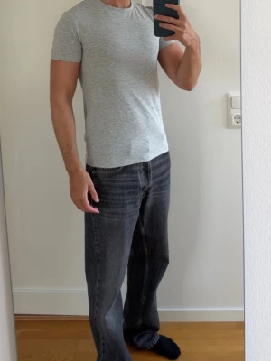 T-shirt  - Grå T-shirt. Storlek S.