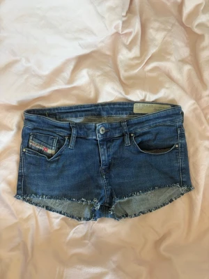 Blå jeansshorts från Diesel - Blå jeansshorts från Diesel! Storlek W28