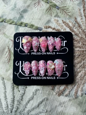 Maximalist naglar med cateye💗 - Handgjorda av mig! Storlek S, mått 15,11,12,11,9 (mm) Prepkit ingår alltid! Byggda med builder gel för maximal hållbarhet