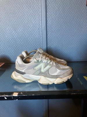 Grå New Balance 9060 - Unisex. Priset kan sänkas vid snabb affär. 