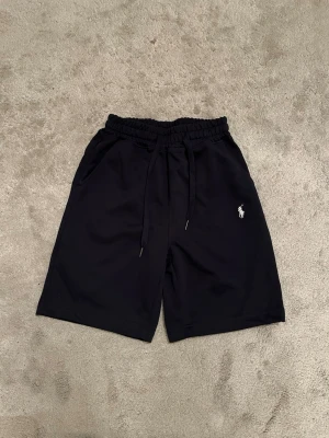  Polo Ralph Lauren shorts - Snygga mörkblåa shorts från Polo Ralph Lauren, väldigt bekväma shorts i storlek S