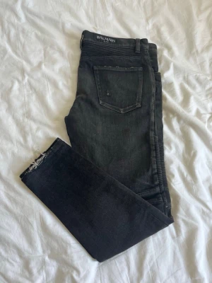 Balmain biker jeans  - Hej säjer mina helt nya Balmain biker jeans som inte passar mig.  Dem är i storlek 33 (Waist 33) och passar någon med storlek 48/50. Köpta för cirka 8900kr säljer för 3000kr men vi är snabb affär kan priset diskuteras!