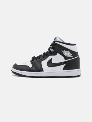 Nike Air Jordan 1 Mid svart/vit - Snygga Nike Air Jordan 1 Mid sneakers i svart och vitt läder. Klassisk siluett med svart swoosh, vita paneler och svart yttersula. Ikonisk Air Jordan-logga på sidan och perforerad tå för extra ventilation. Perfekta för dig som gillar streetwear och basketstil. Köpte dom för 1745 från zalando men säljer dom för 1000 kr fråga om bilder privat