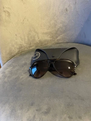 Svarta Ray-Ban pilotbågar solglasögon - Snygga svarta solglasögon från Ray-Ban med klassisk pilotform och mörka glas. Kommer med original svart fodral.