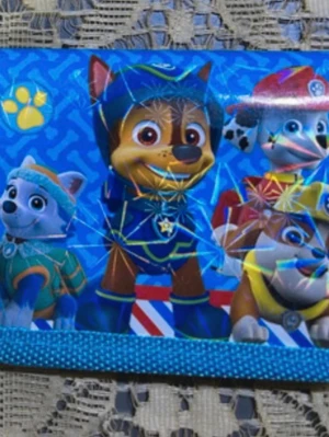 Paw Patrol barn plånbok - Säljer en färgglad blå plånbok med motiv från Paw Patrol. Plånboken har tryck med flera av de populära karaktärerna och detaljer i turkost tyg runt kanterna. Perfekt för dig som gillar tecknade hundar och vill ha en lekfull accessoar. 55kr/st , helt ny 