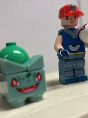 Pokemon byggklossar Ash & Bulbasaur - Byggkloss-set med Ash-figur i röd keps och blå kläder samt Bulbasaur i grönt. Figurerna är tillverkade i plast och kommer i en liten påse. Perfekt för dig som gillar Pokemon och samlar på byggklossar. Finns många olika  figurer kvar 55kr/st ( paket) , 3 år + 