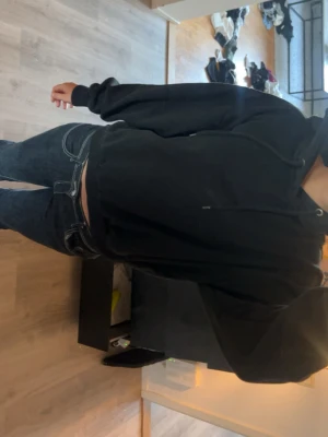 Svart hoodie  - Svart hoodie från lager 157. Väldigt skön men kommer ej till användning.