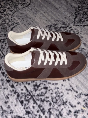 Maison margiela sneakers  - Snygga sneakers i ett eftertraktad gammal modell och skit fin färg. Passar skitbra nu till hösten. Skorna  är bekväma och i nytt skick. Ingen box därav snabbpris
