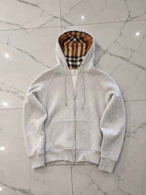 Burberry Zip  - En stilren burberry zip i storlek XS. Skicket är mycket bra, skulle säga 9/10. Hör av er vid funderingar! 
