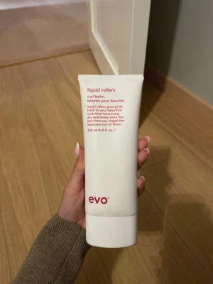 Curls stylingbalsam  - Ny, helt oanvänd. Nypris 329kr Ett stylingbalsam för att motverka frizz, intensifiera, förbättra. Skapa lockar och vågigt hår. Storlek: 200 ml