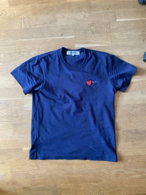 Blå Comme des Garçons PLAY t-shirt - Säljer en cdg tröja som inte har använts. De är size M men är slim fit så den passar som S