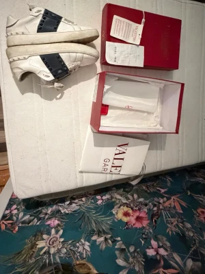 Valentino Garavani  - Säljer dessa jätte snygga skor från valentino som jag köpte från Vinted för 2 år sen. Kvitto finns i boxen. Skulle säga att dem nästan ser ut och blir som nytt nytt skick om man tvättar dem. Texten i skon börjar dock försvinna🙂