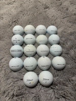 Titleist Pro V1 golfbollar 16-pack med 2 pro v1x - Säljer 16 stycken vita golfbollar av modellen Pro V1 från Titleist. Klassisk design med dimple-mönster och märkning på varje boll. Perfekt för dig som vill fylla på golfbagen med kvalitetsbollar. Och sen är de två pro v1x